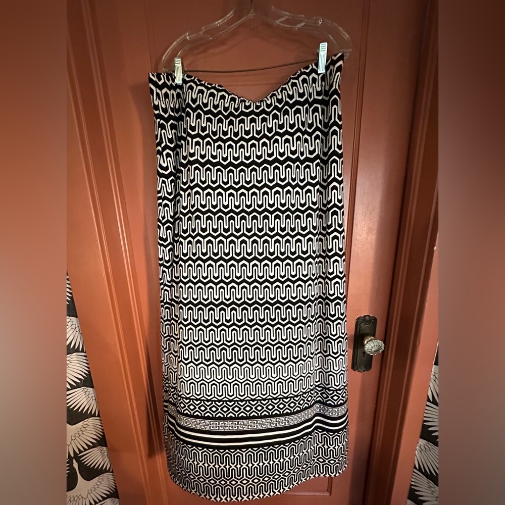 Chico‘s size 3, skirt-black and white. Slit in front with elastic waist band